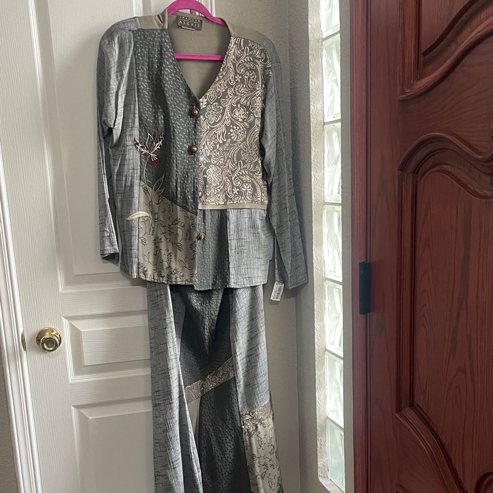 SPENCER ALEXIS 
Gray and Cream Patchwork Two-Piece Set